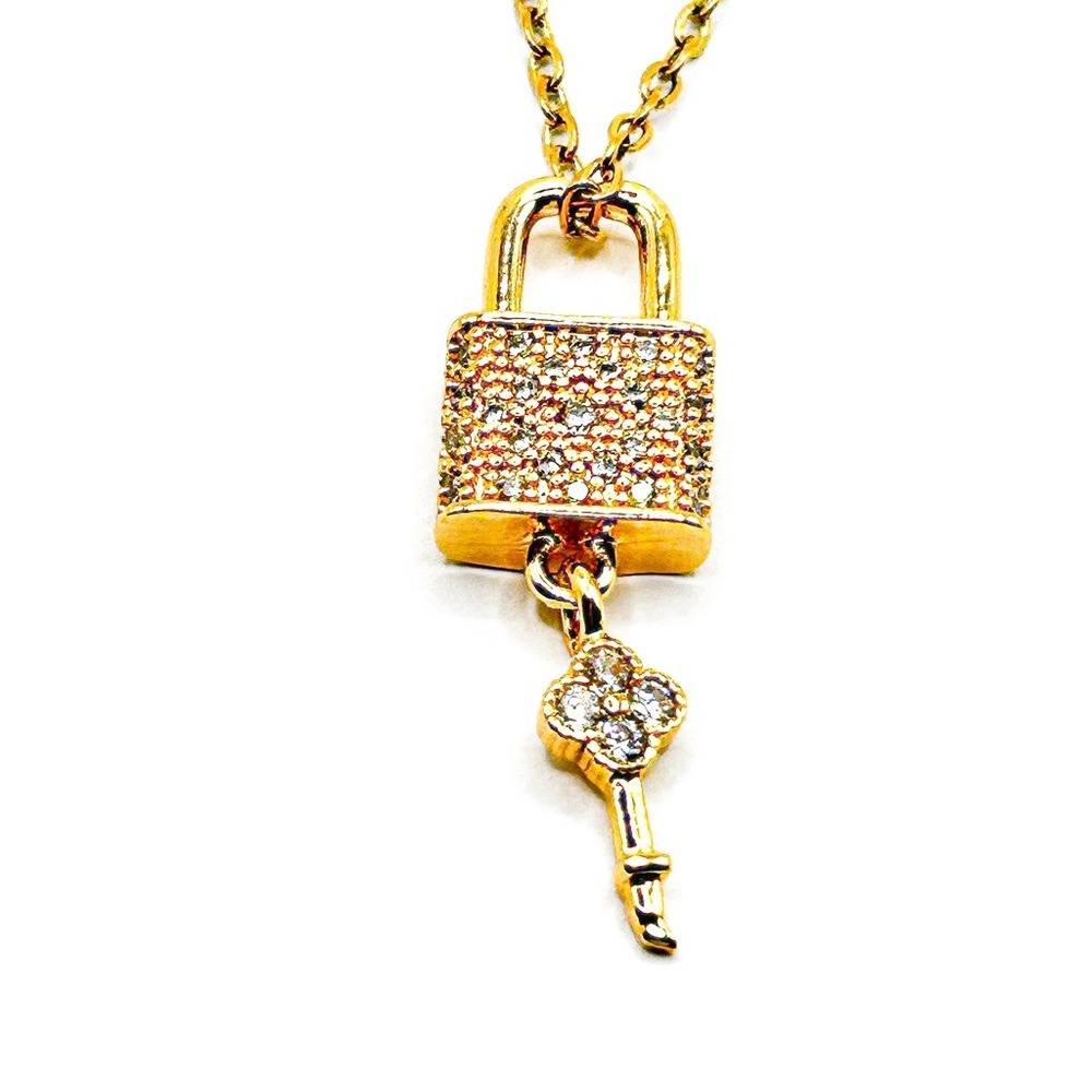 NWOT Beautiful padlock and key necklace, 18 K pleaded.